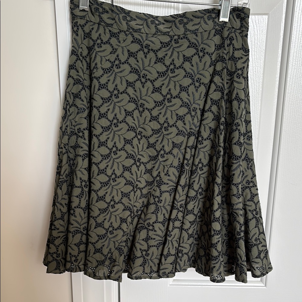 00p Ann Taylor beautiful black and deep green skirt, like new